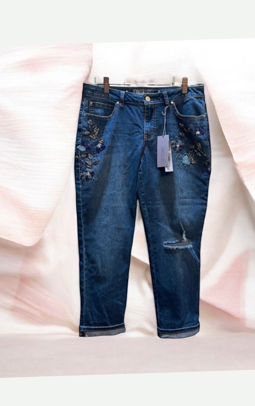 NWT Jennifer Lopez blue jean capris featuring floral beadwork Size 8